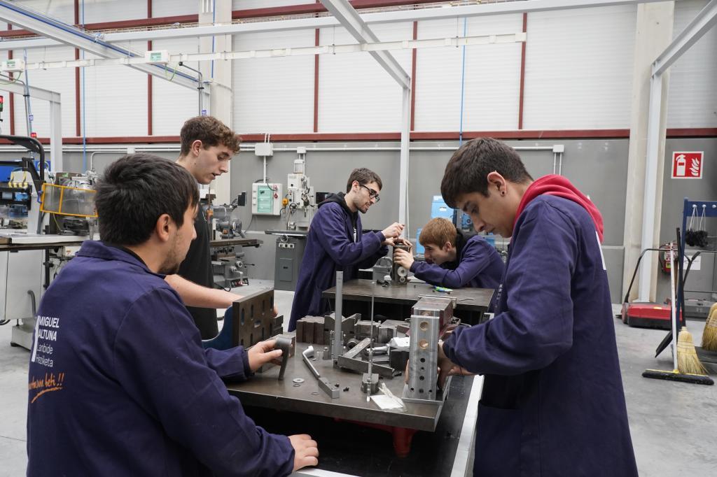 El Gobierno aparca las polémicas universitarias ante las elecciones: los empresarios ya no deberán cotizar por todos los alumnos en prácticas 2 Alumnos en prácticas en una escuela de FP en el País Vasco.